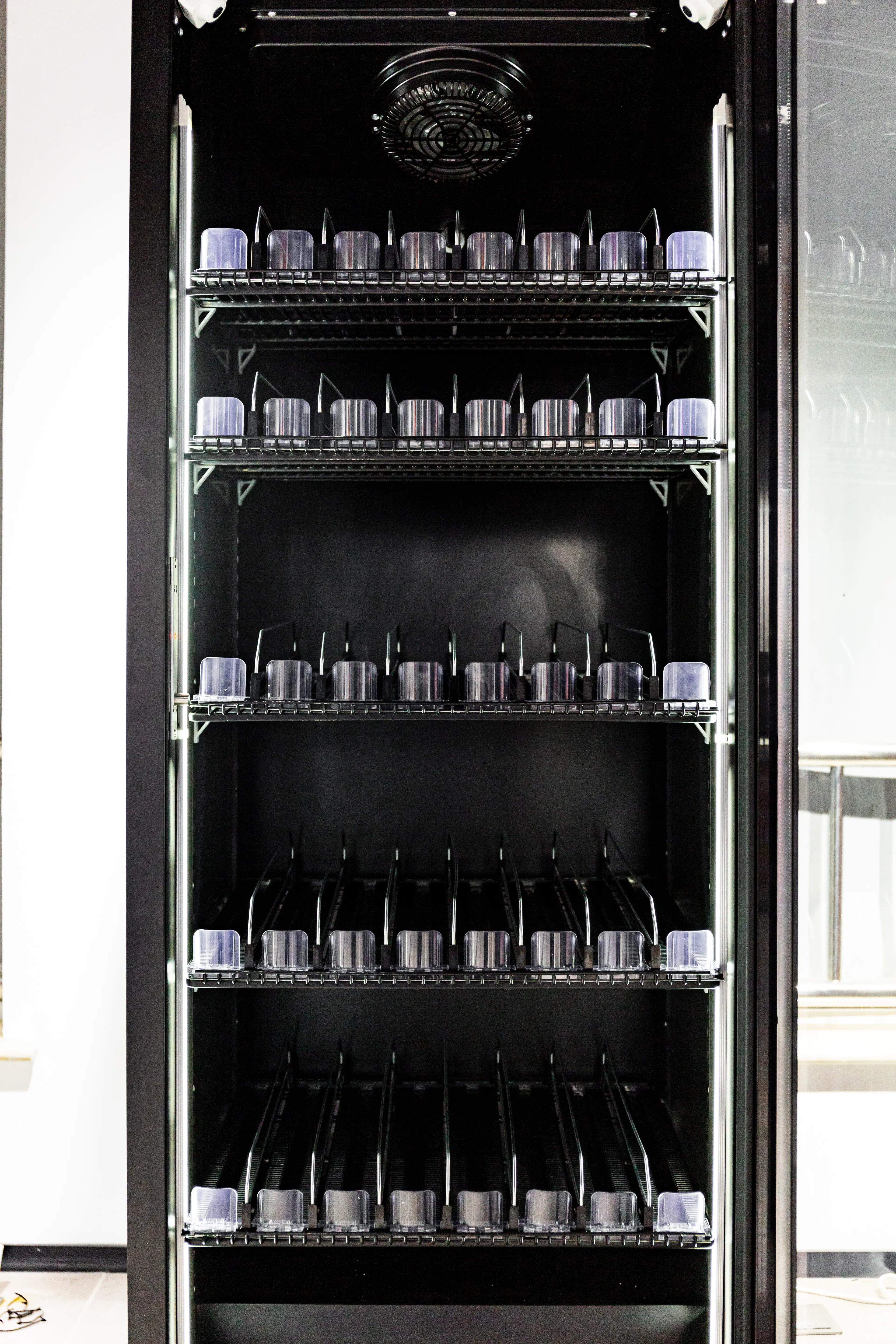 Grabot vending machine