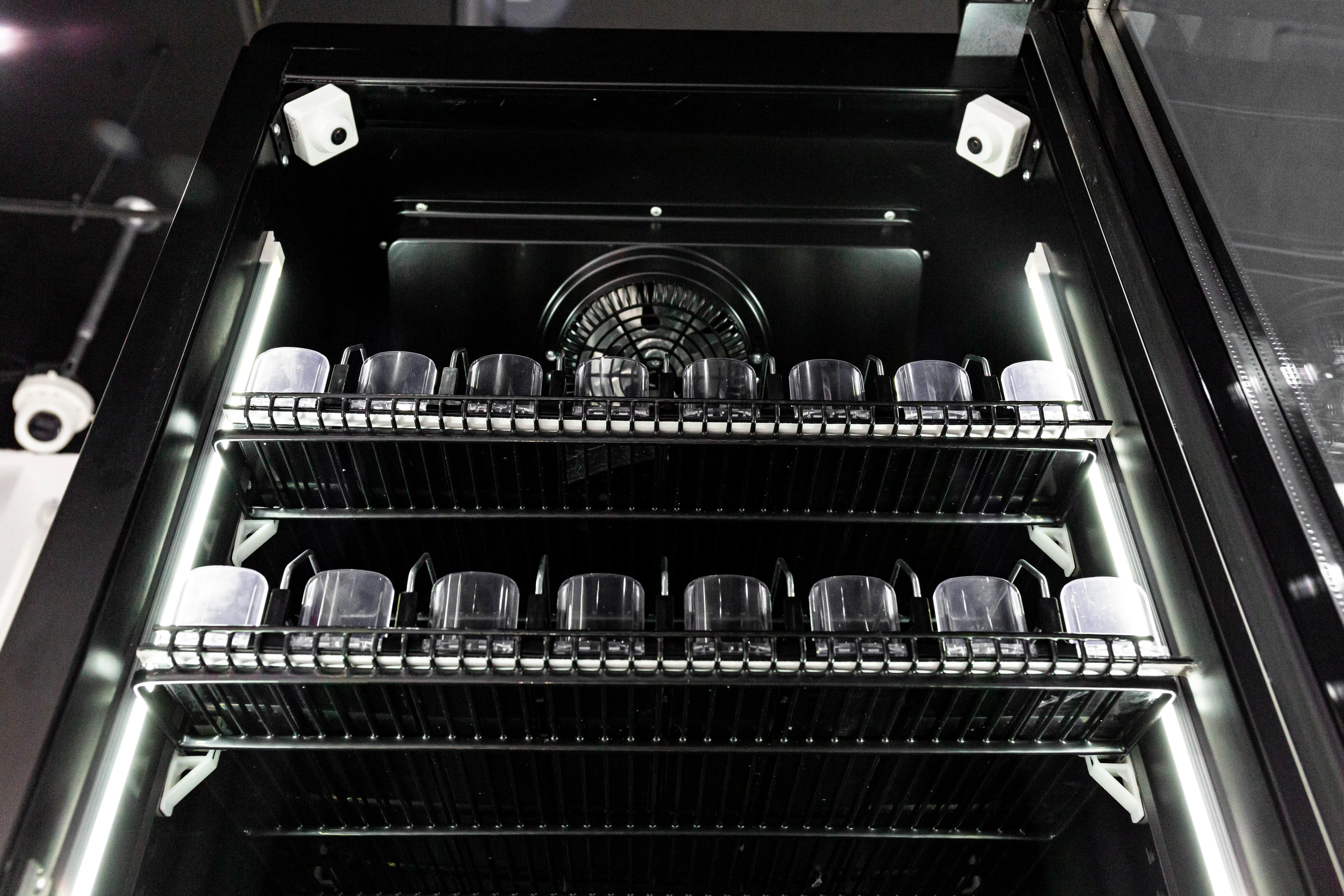 Grabot vending machine